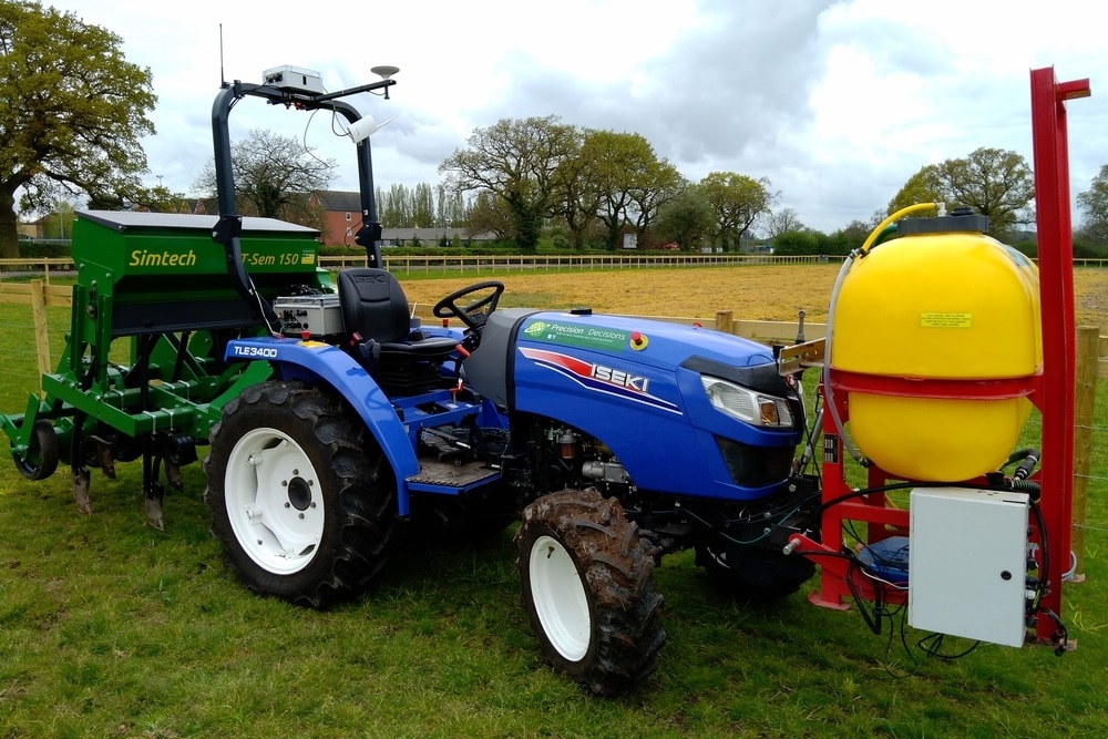 robot-tractor applicates the PPP on the field