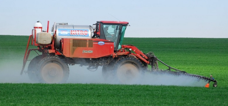 While the sprayer is operating, a plume is visible - part of the plant protection products are simply lost.
