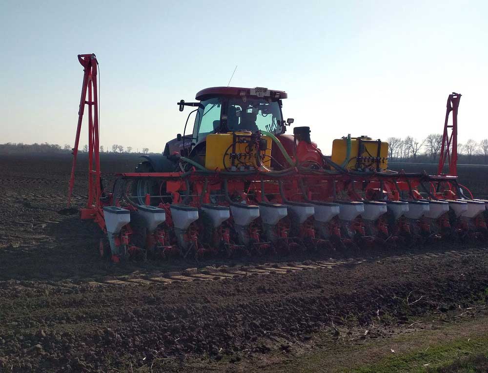 Field trials of Kuhn Planter seed drills modernized for application of liquid fertilizers