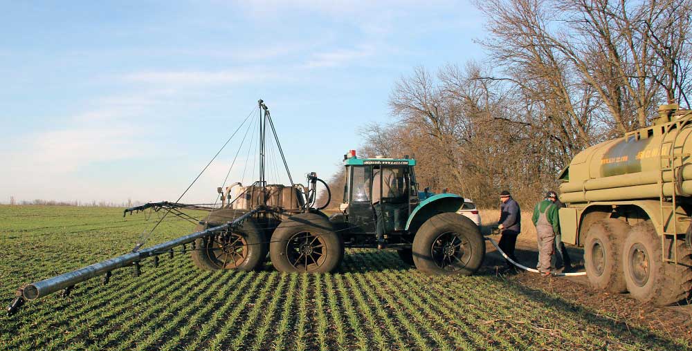 The work of machines for applying of the liquid fertilizers