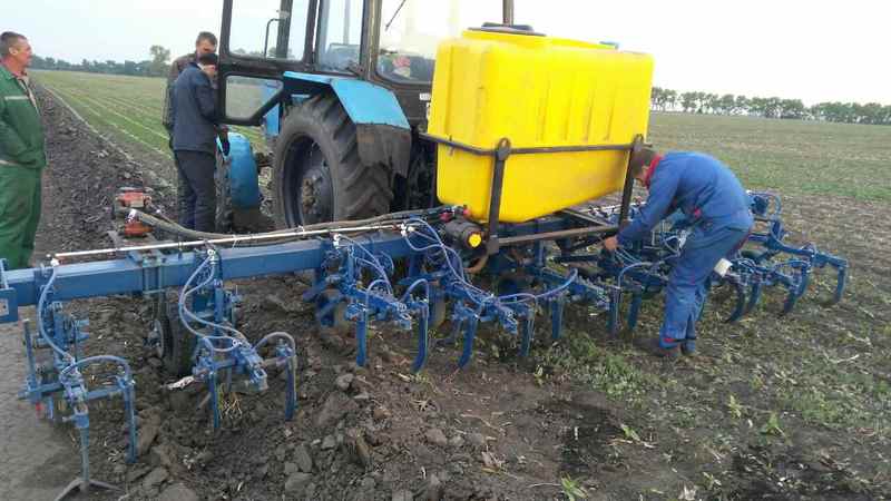 Загальний вигляд переобладнаного під внесення рідких добрив культиватора Загальний вигляд переобладнаного під внесення рідких добрив культиватора