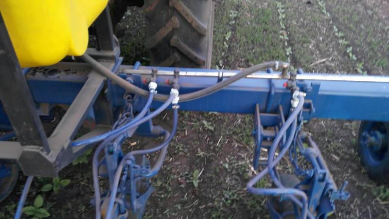 Переобладнаний для рідких добрив культиватор - вид ближче Переобладнаний для рідких добрив культиватор - вид ближче